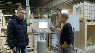 Discussion regarding the control system of the DUOZINK The photo shows Managing Director Michael Hofmann in conversation with a colleague.