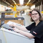 Ein TraiNee von MINDA steht an einer Maschine