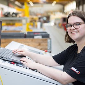 Macher gesucht Ein TraiNee von MINDA steht an einer Maschine