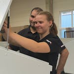 Azubi Celine Detering an einer Maschine