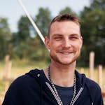 Nahaufnahme vom MINDA Auszubildenden Mick