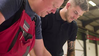 Macher gesucht! Zweit Arbeiter von MINDA schauen sich etwas in einer Lagerhalle an