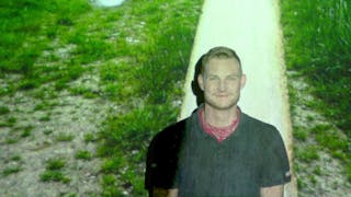 Schulsternwarte Ein Mitarbeiter von MINDA steht vor einer Leinwand und wird von einem Film angestrahlt