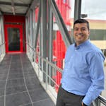 Taygun Yildirim in einem Gang bei MINDA