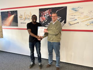Traineeabschluss Ein Azubi von MINDA wird mit einer Urkunde ausgezeichnet