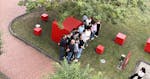 Auf diesem Foto stellen sich Azubi's und ihre Ausbilder zum Foto auf dem Außengelände von MINDA in Minden auf.