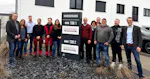 Das Foto zeigt Teams von Howial und MINDA vor dem Firmensitz in Pohlheim.
