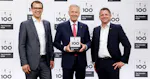 Der ehemalige Bundespräsident übergibt den Preis an die Geschäftsführer von MINDA.