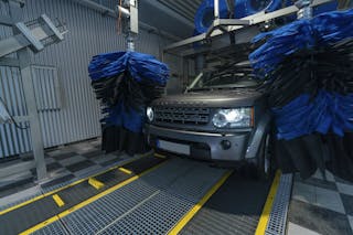 Fahrzeugwäsche Wiehl Ein Land Rover wird in einer Autowaschanlage gereinigt