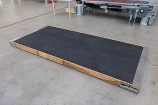 Auf diesem Bild ist ein Werkermitfahrband aus Holz zu sehen.