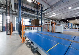 Vertikalheber Bild von einem Vertikalheber in einer Fabrikhalle