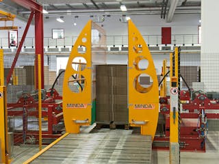 Pallet loading station Pallet loading station with feeding of empty palletts; for single product stack: On the pallet there is a product stack, the alignment walls are moved together to align the stack.