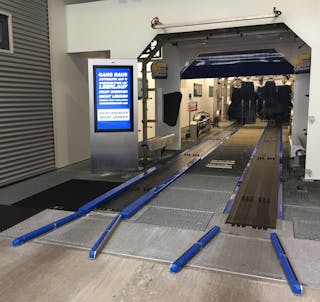 Fahrzeugwäsche Einfahrt in eine Waschstraße
