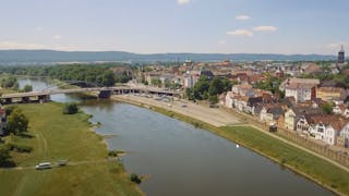 Imagefilm Stadt Minden Luftbild des Flusses Weser mit der Stadt Minden im Hintergrund