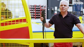 Der Mindaner Ein Mitarbeiter von MINDA ist an seinem Arbeitsplatz