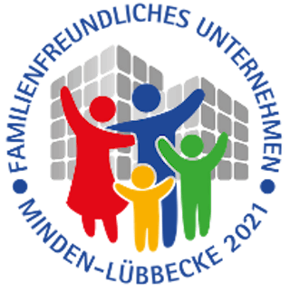 Rundes Logo mit vier stilisierten Menschen in blau, grün rot und gelb vor einem stilisierten Gebäude. Außen der umlaufende Schriftzug "Familienfreundliches Unternehmen Minden-Lübbecke 2021"